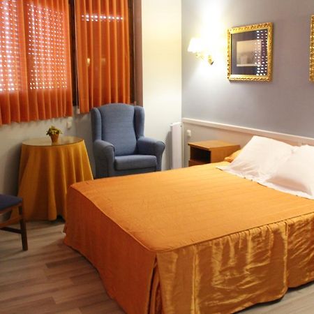 Hostal Montserrat Tona Екстер'єр фото
