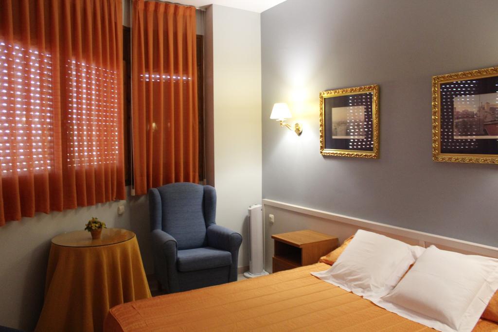 Hostal Montserrat Tona Екстер'єр фото
