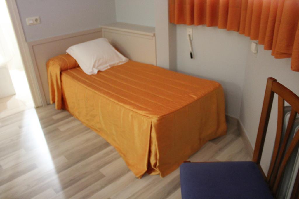 Hostal Montserrat Tona Екстер'єр фото