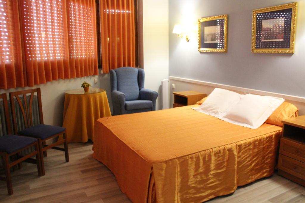 Hostal Montserrat Tona Екстер'єр фото