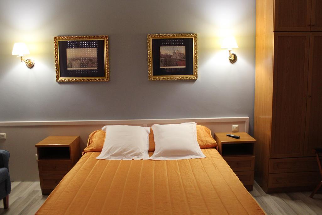 Hostal Montserrat Tona Екстер'єр фото