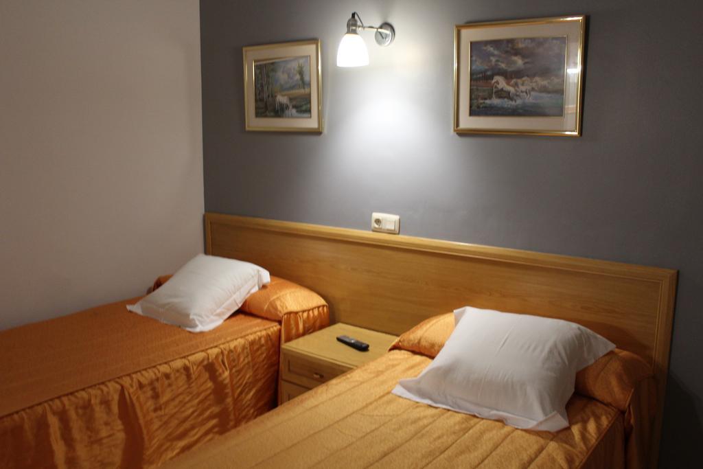 Hostal Montserrat Tona Екстер'єр фото