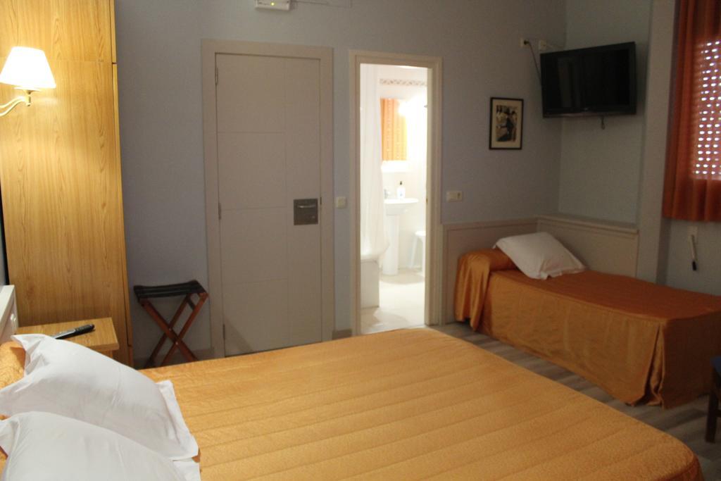 Hostal Montserrat Tona Екстер'єр фото
