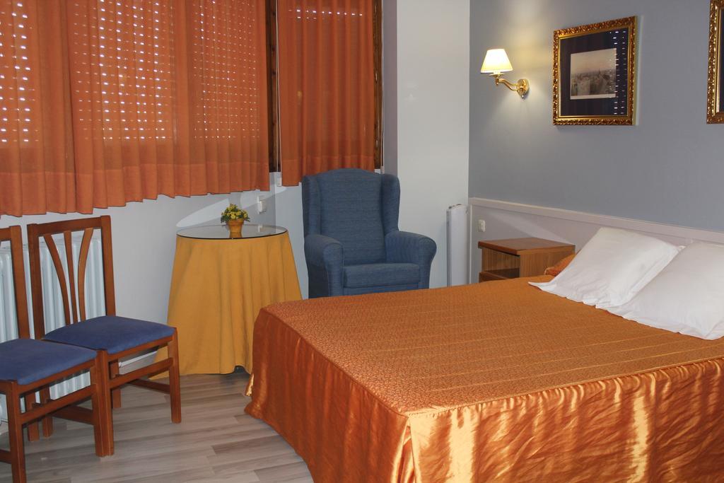 Hostal Montserrat Tona Екстер'єр фото