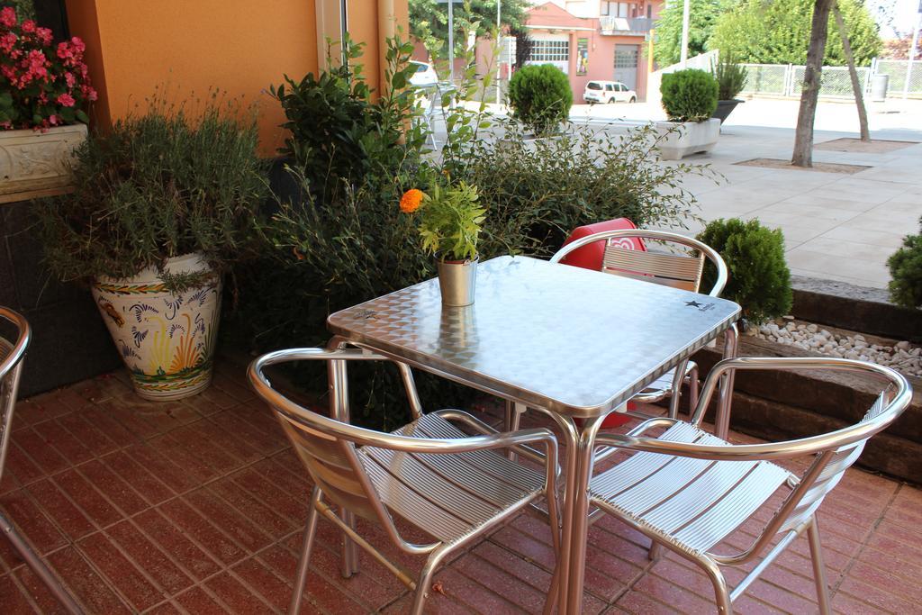 Hostal Montserrat Tona Екстер'єр фото