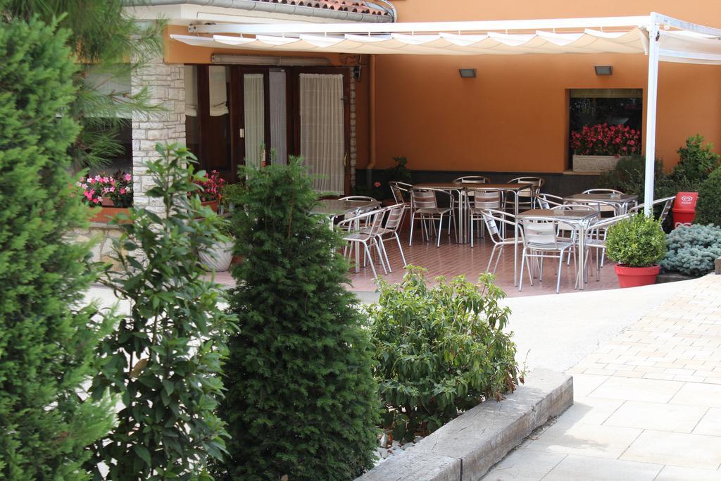 Hostal Montserrat Tona Екстер'єр фото