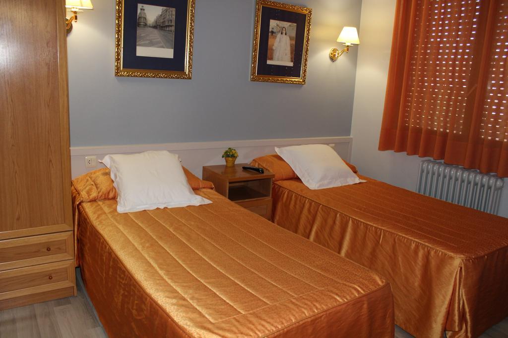 Hostal Montserrat Tona Екстер'єр фото