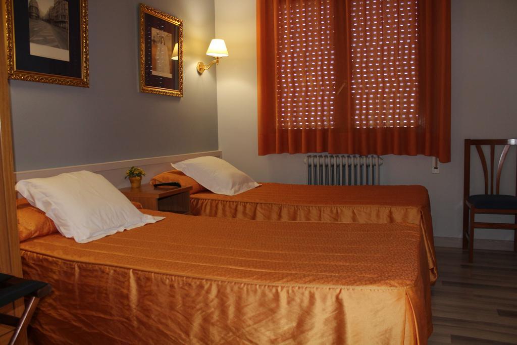 Hostal Montserrat Tona Екстер'єр фото
