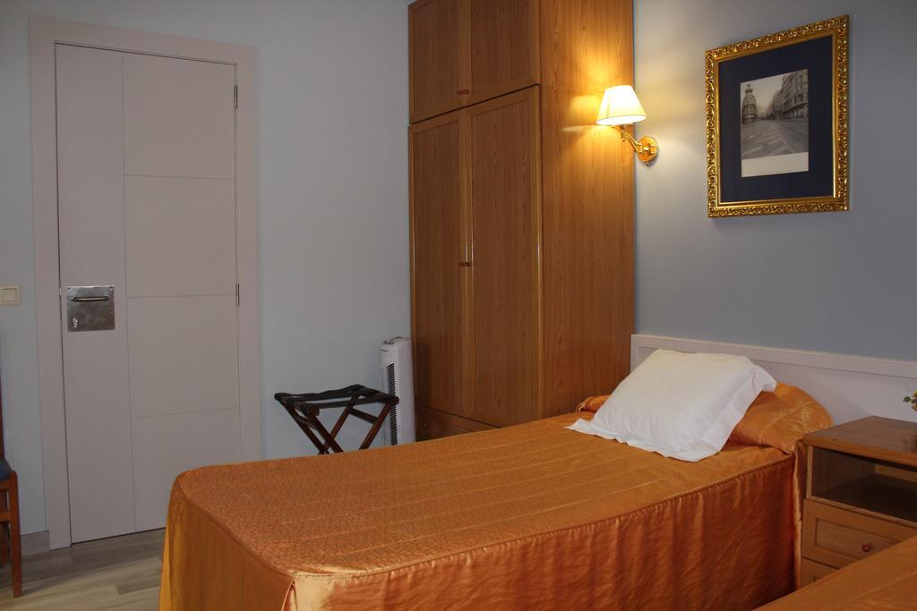 Hostal Montserrat Tona Екстер'єр фото