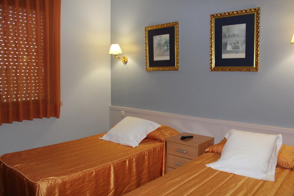 Hostal Montserrat Tona Екстер'єр фото