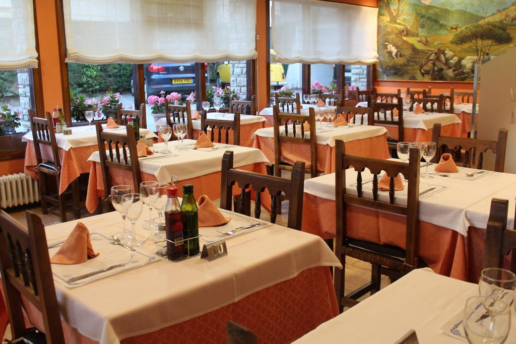 Hostal Montserrat Tona Екстер'єр фото