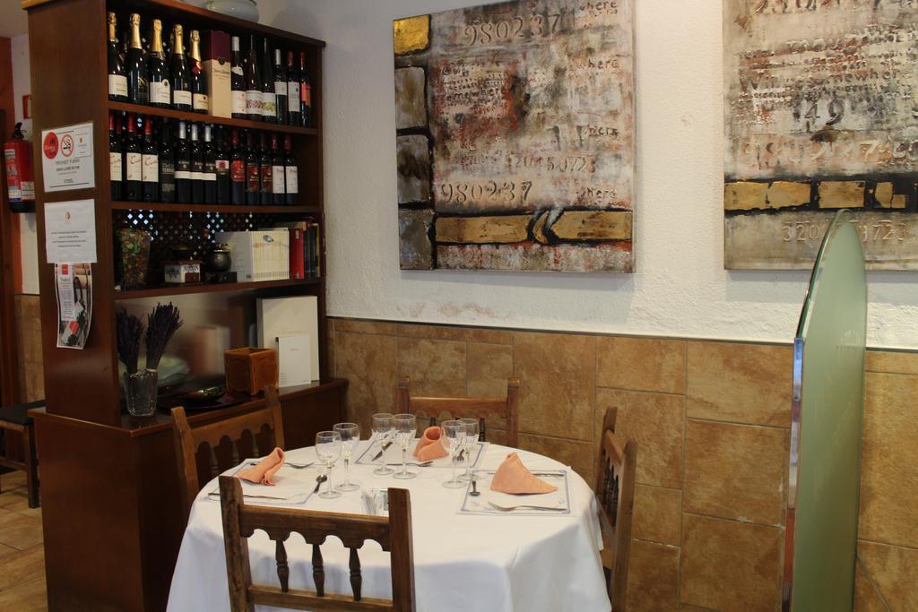 Hostal Montserrat Tona Екстер'єр фото