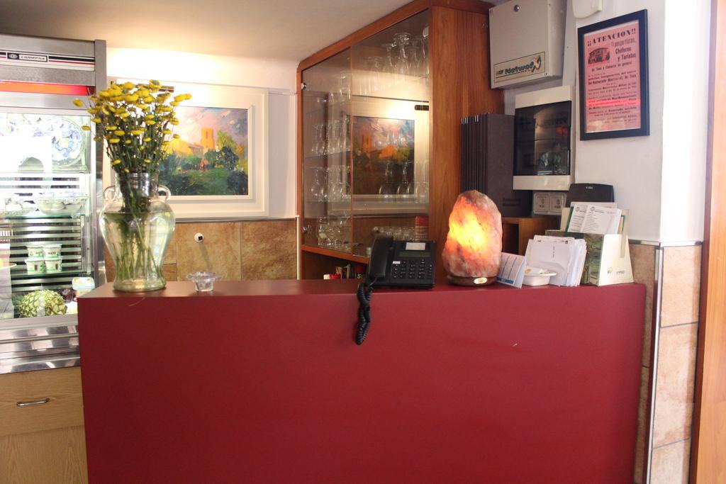 Hostal Montserrat Tona Екстер'єр фото