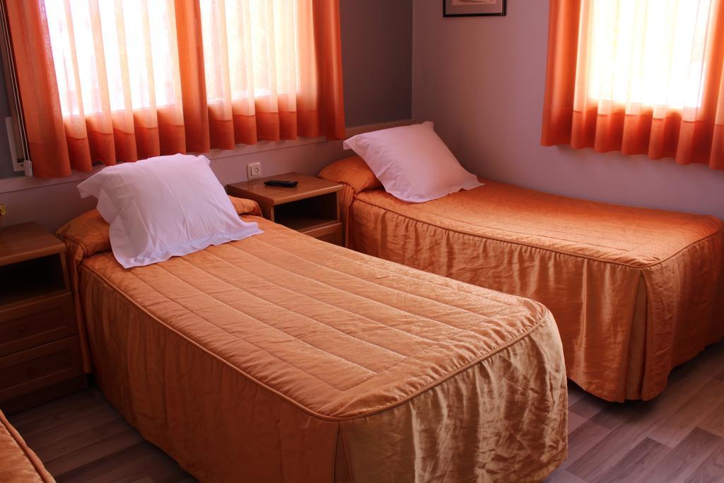 Hostal Montserrat Tona Екстер'єр фото