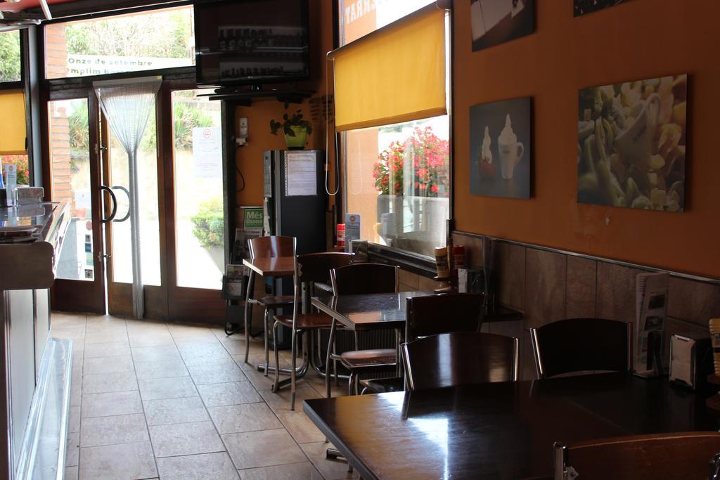 Hostal Montserrat Tona Екстер'єр фото
