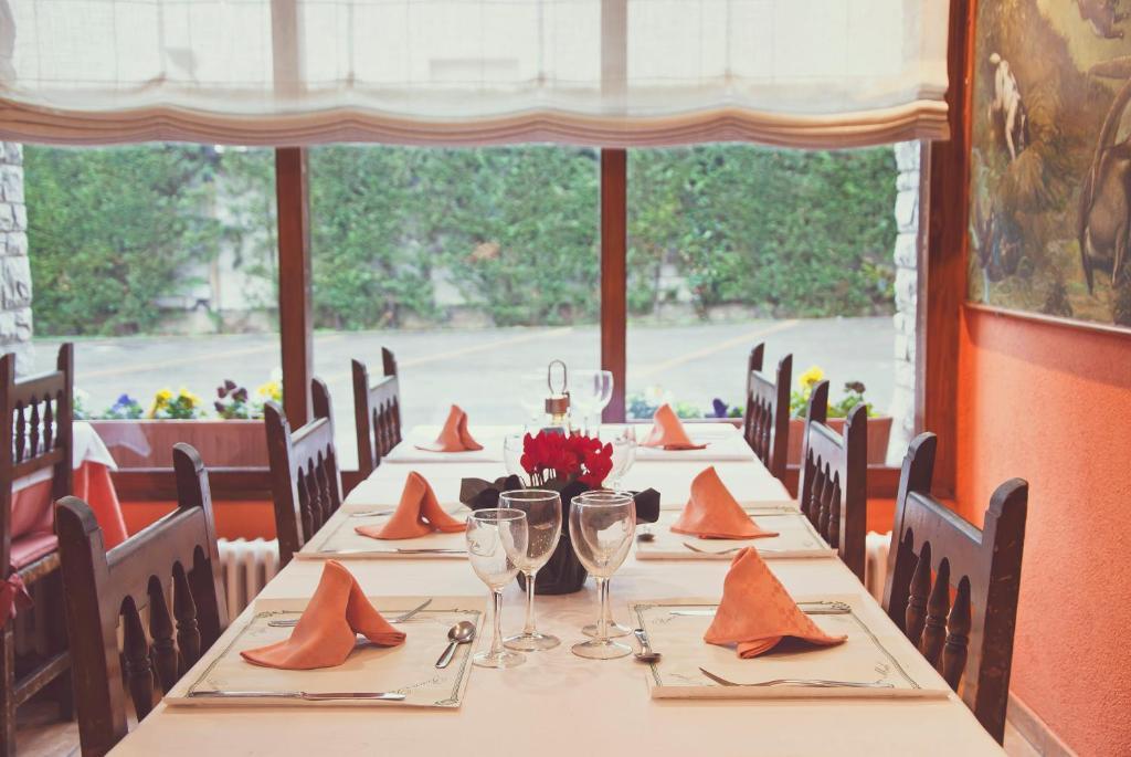 Hostal Montserrat Tona Екстер'єр фото