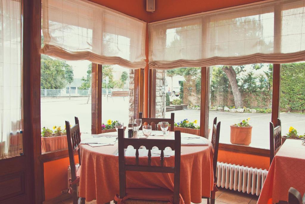 Hostal Montserrat Tona Екстер'єр фото