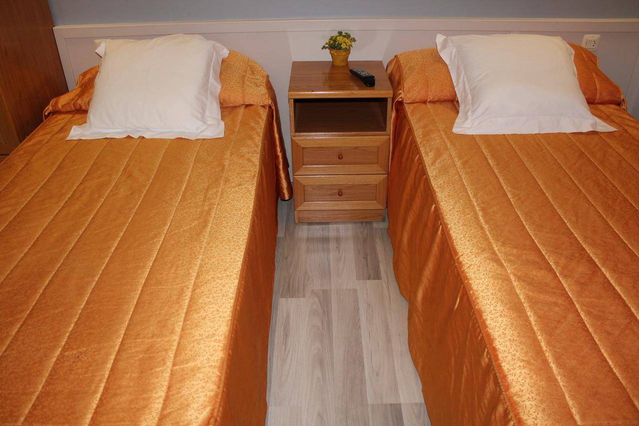 Hostal Montserrat Tona Екстер'єр фото