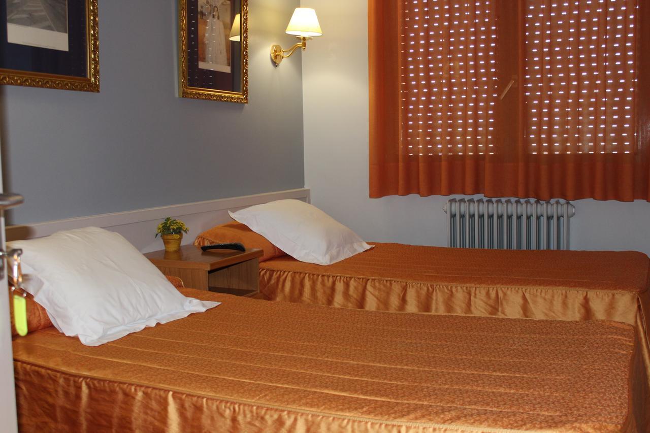 Hostal Montserrat Tona Екстер'єр фото