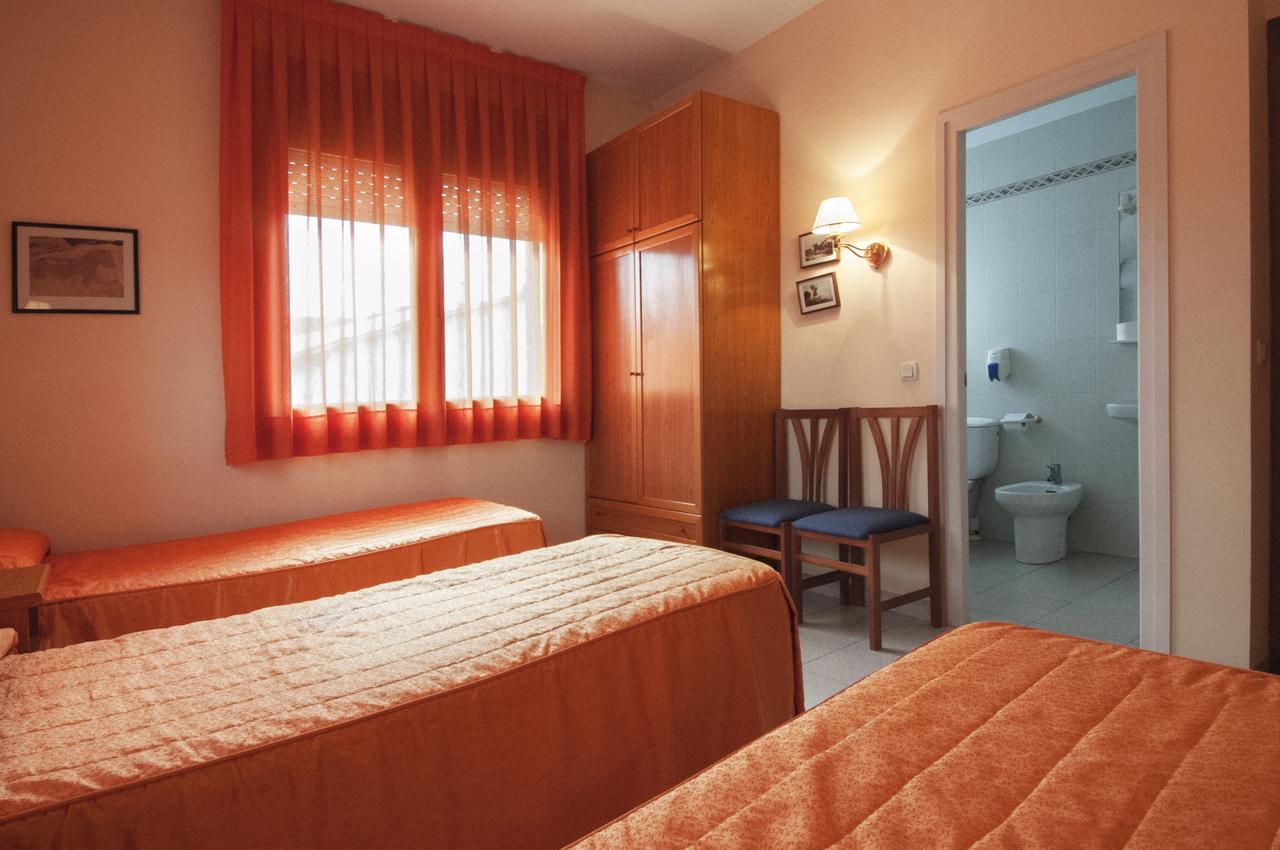 Hostal Montserrat Tona Екстер'єр фото