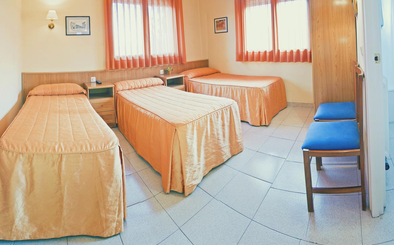 Hostal Montserrat Tona Екстер'єр фото