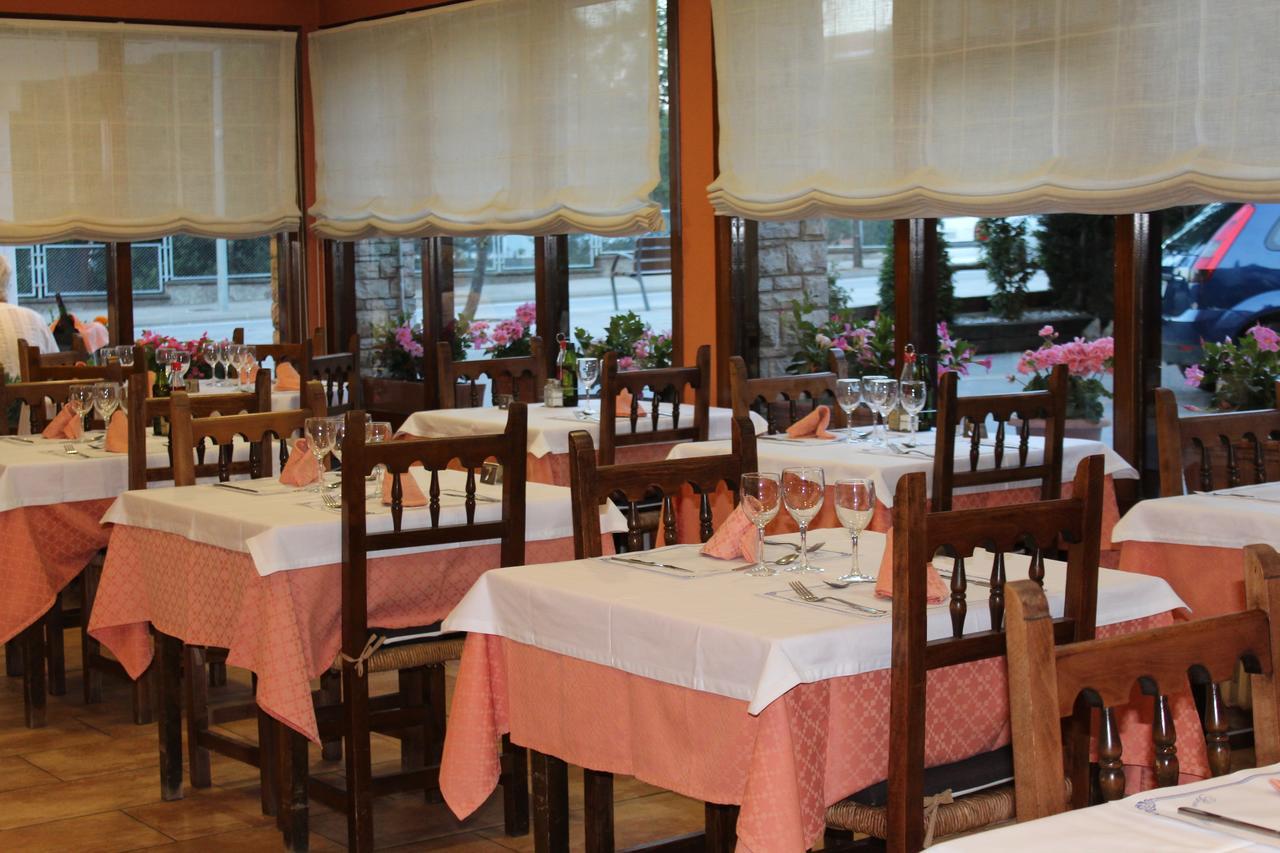 Hostal Montserrat Tona Екстер'єр фото