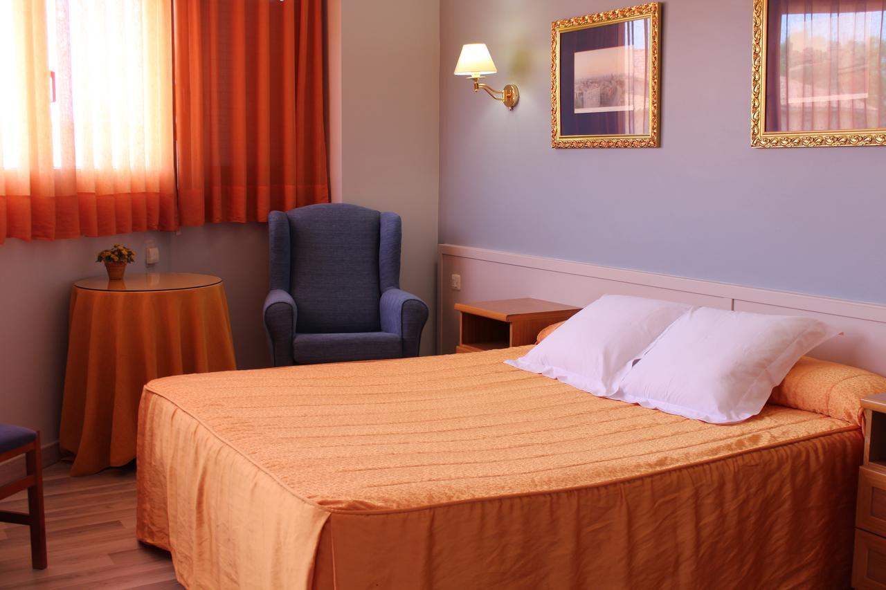 Hostal Montserrat Tona Екстер'єр фото