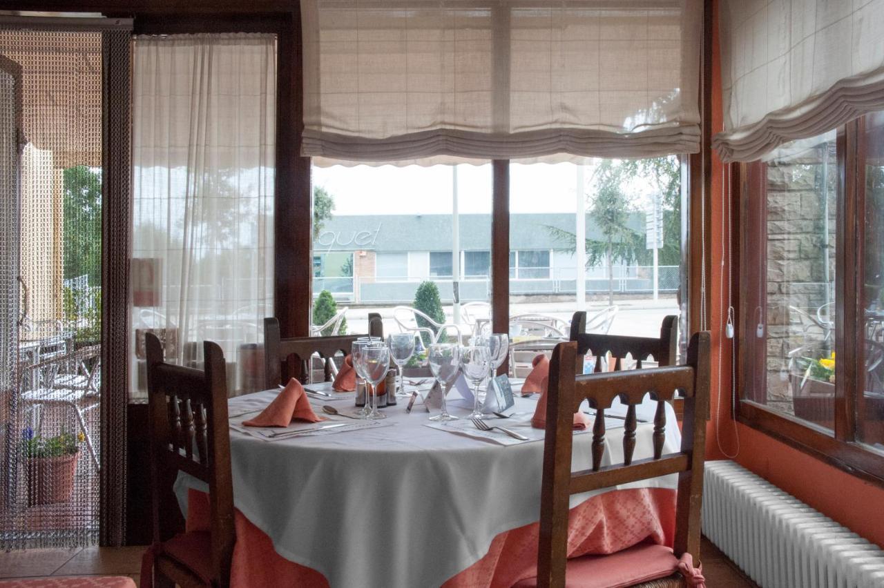 Hostal Montserrat Tona Екстер'єр фото