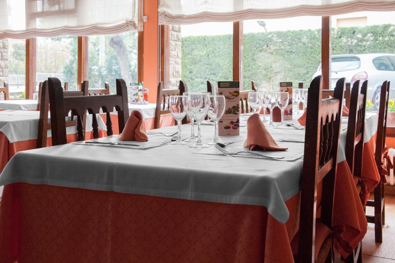 Hostal Montserrat Tona Екстер'єр фото